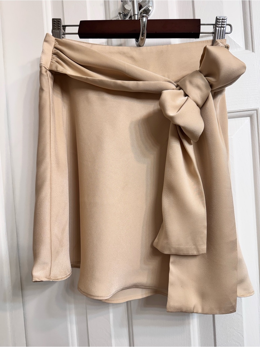 Le Lis Women’s Taupe Tie-Waist Mini Lined Skirt, Size Medium, NEW with Tags!